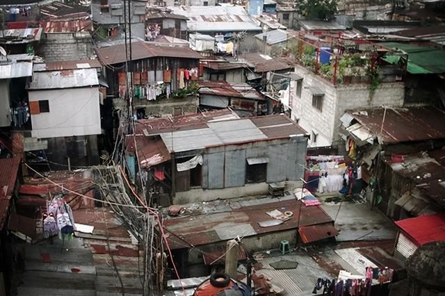 印度疫情失控，贫民窟的贫民被“遗忘，饥饿更可怕